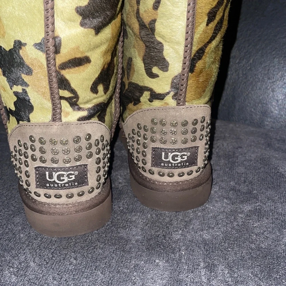 UGG ROWLAND CAMO CALF HAIR LEATHER SHEEPSKIN STUDDED BOOTS WOMEN SIZE 8 RARE HTF